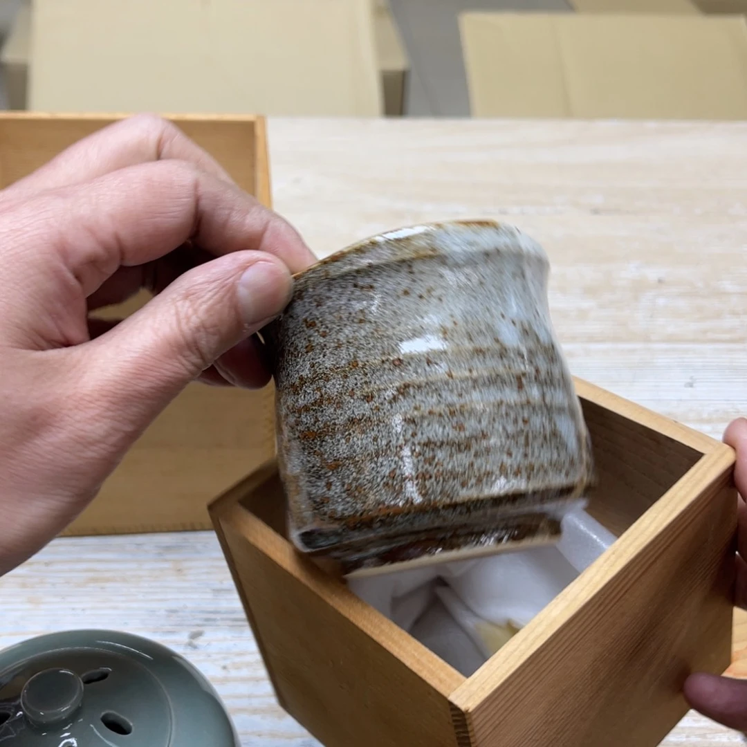 瓷片料****厨密密麻麻地排列着一个