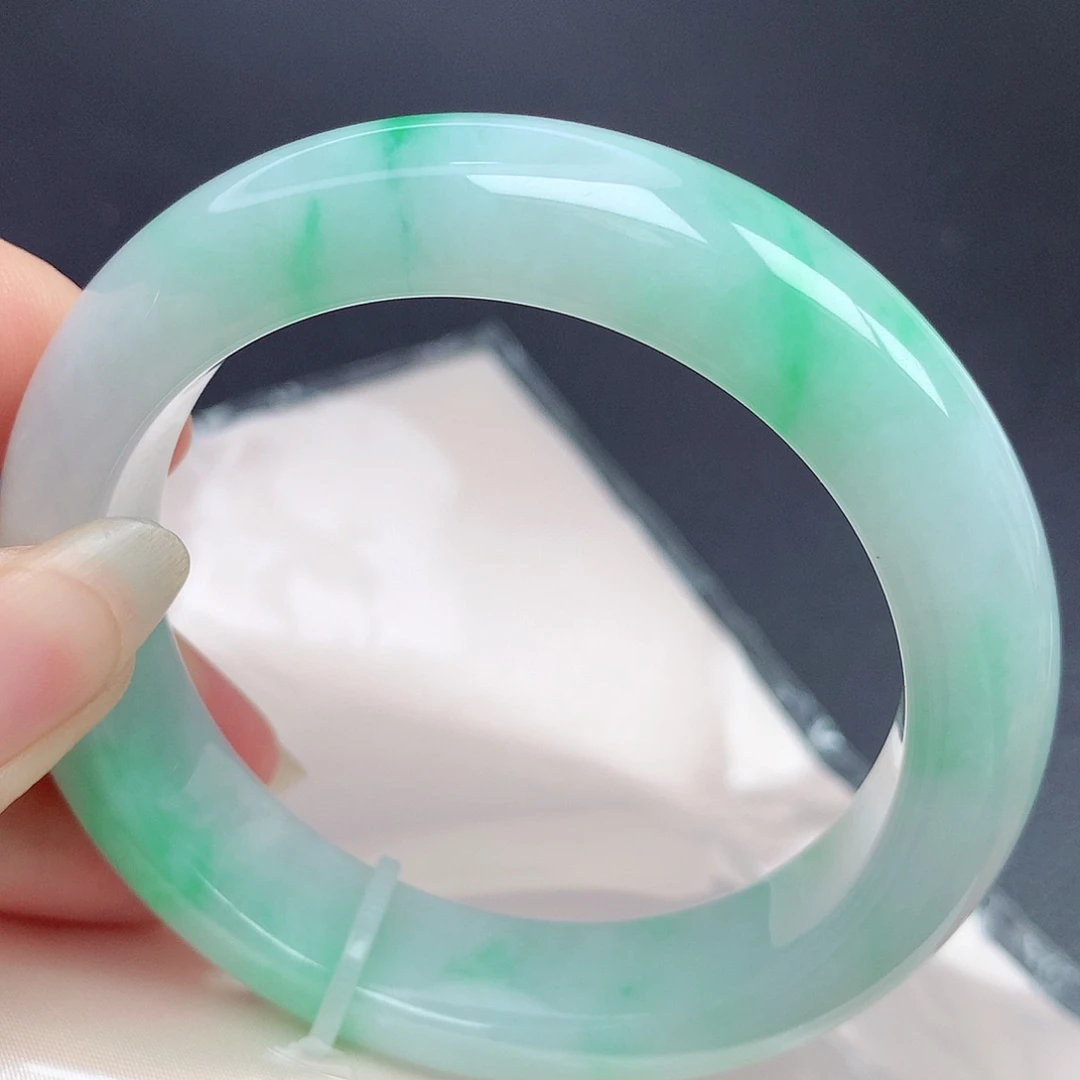 翡翠手镯未镶嵌56圈口