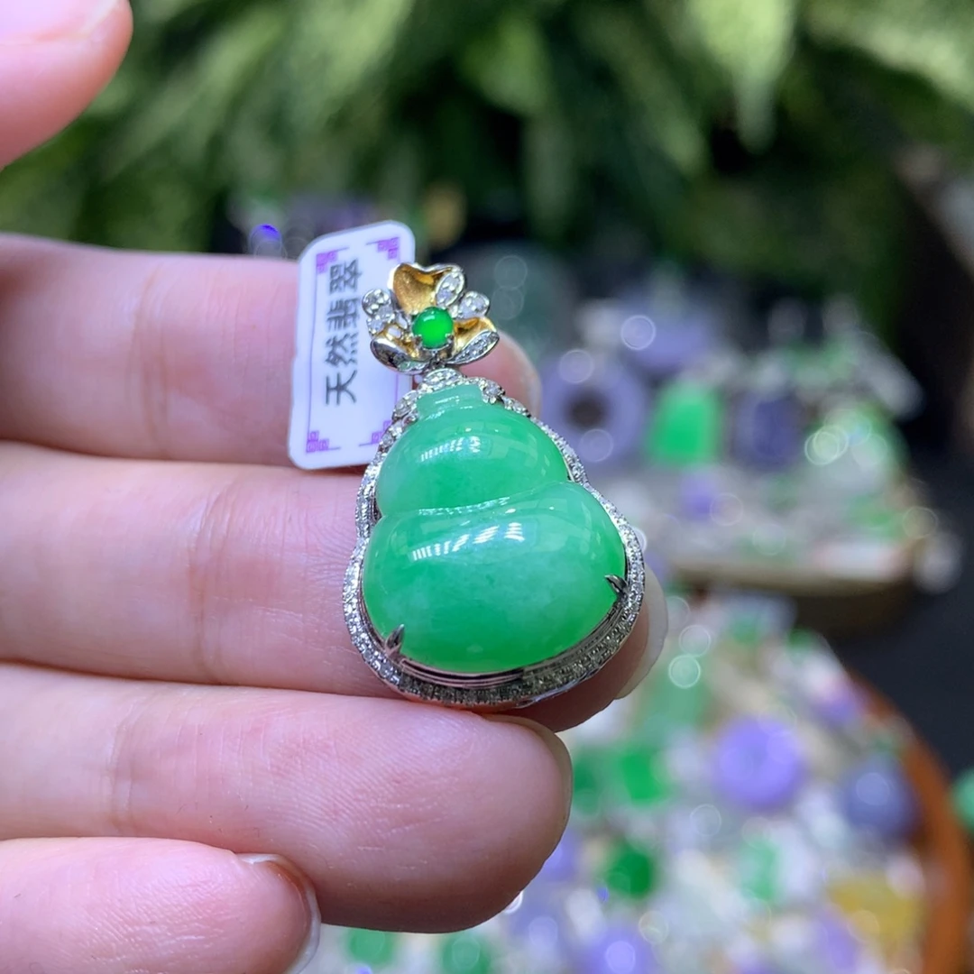 颈饰18K金镶嵌翡翠