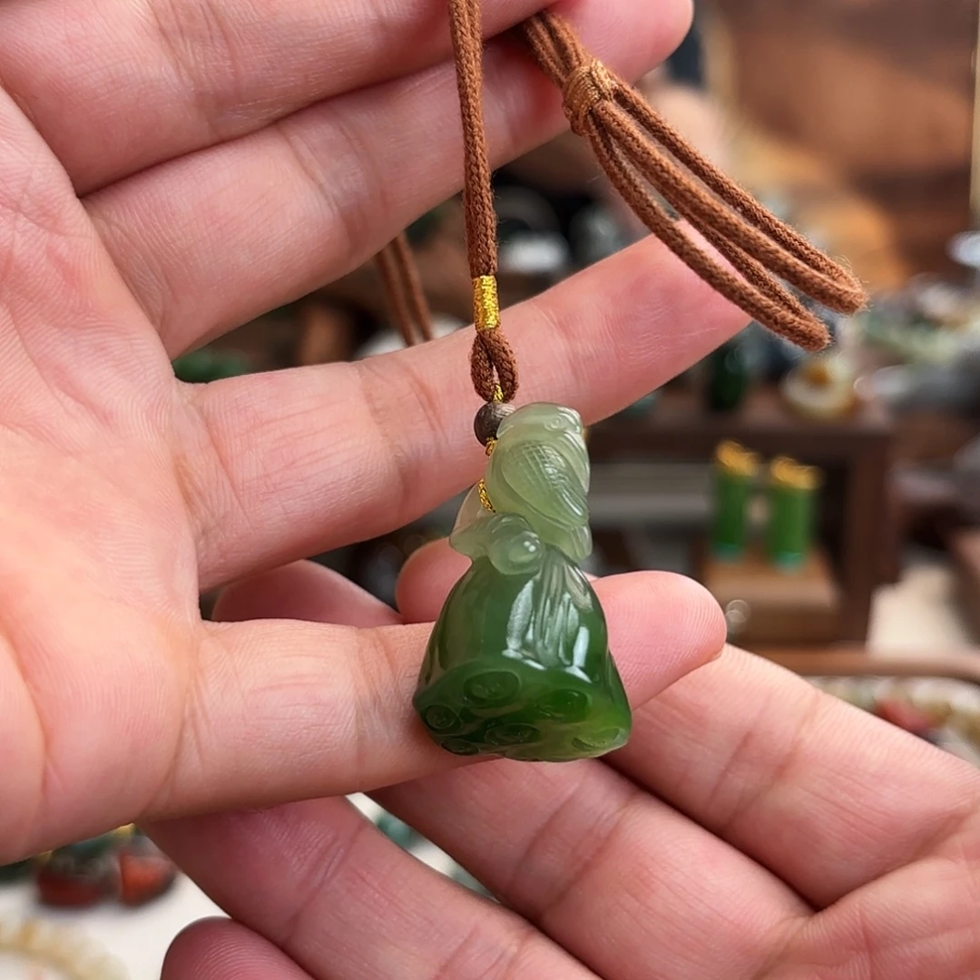 颈饰未镶嵌和田玉（碧玉）