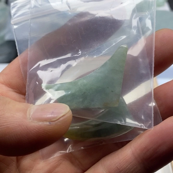 翡翠裸石有**乐翡翠边角料