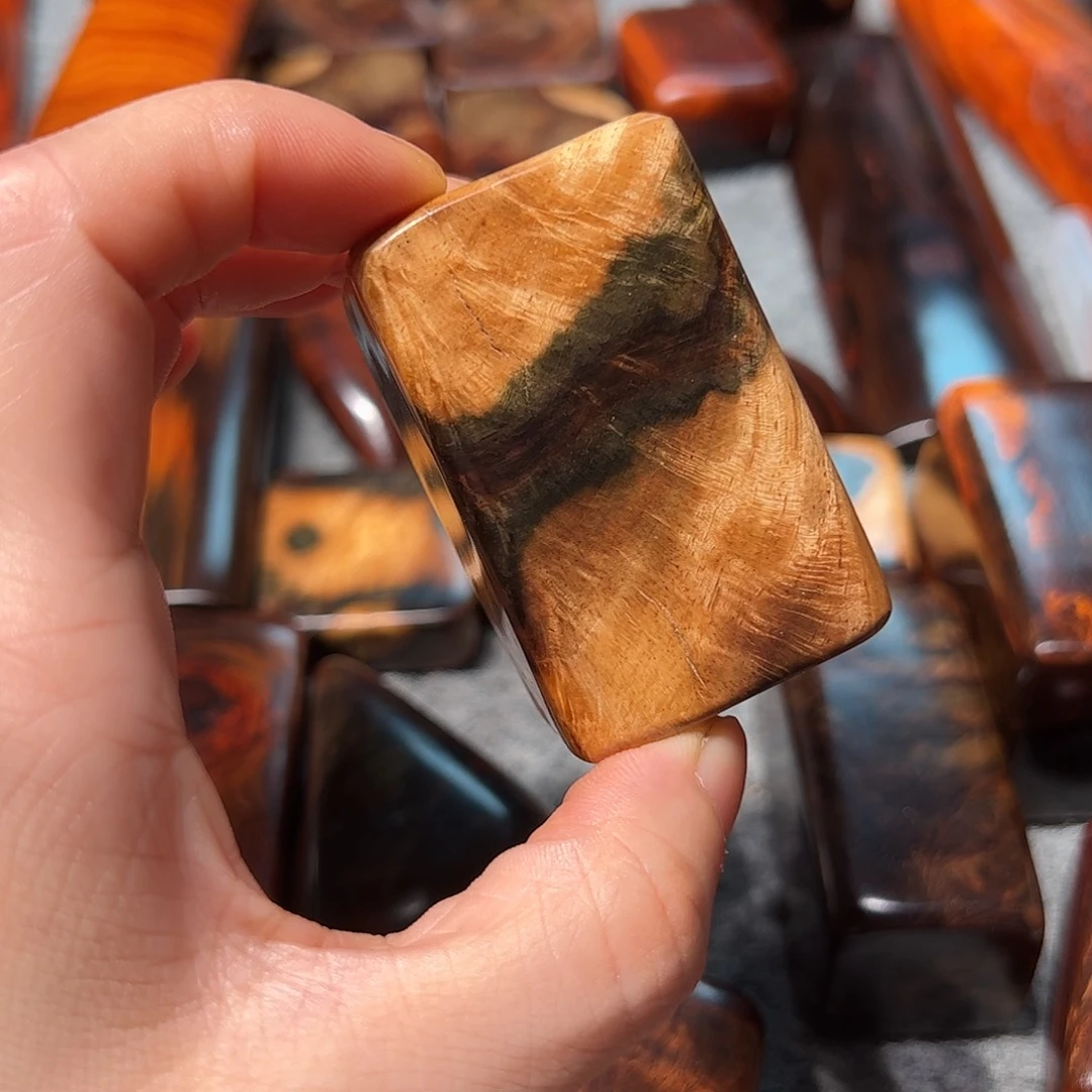 自***色交趾黄檀（大红酸枝）