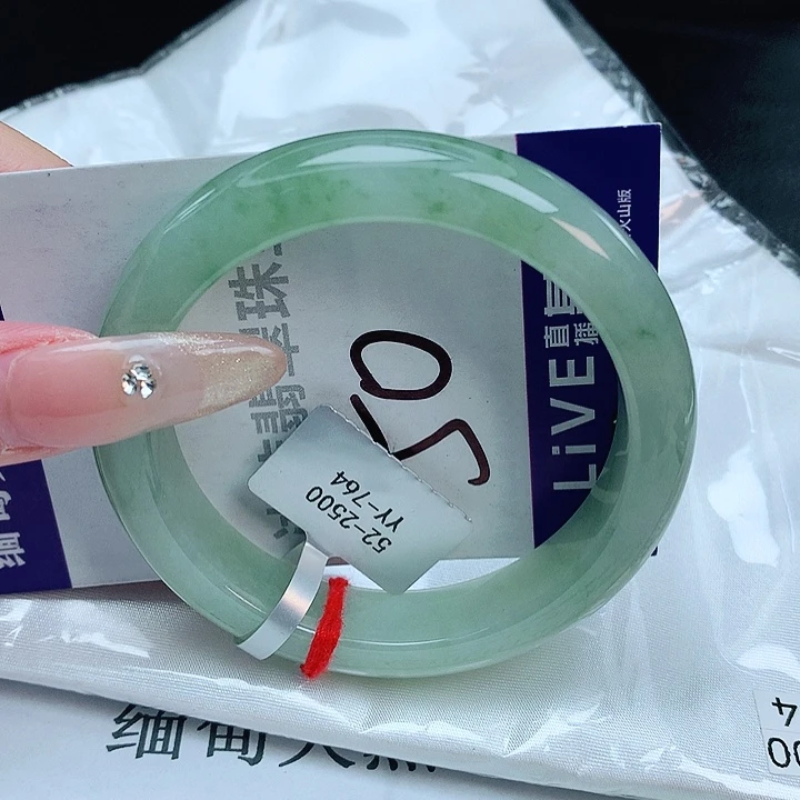 翡翠手镯未镶嵌。****雷缅甸天然a货翡翠手镯