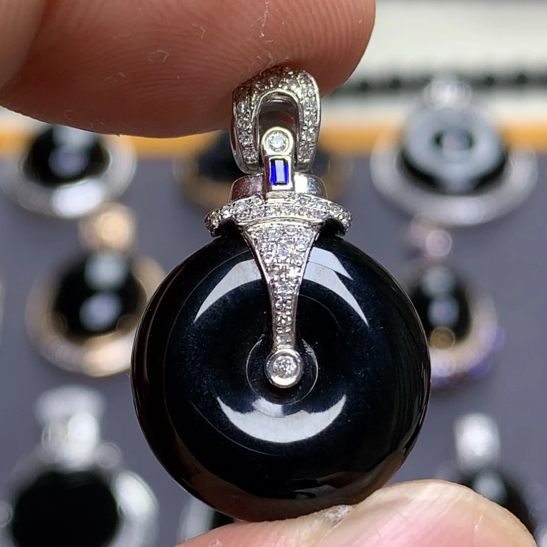 颈饰18K金镶嵌翡翠墨翠平安扣