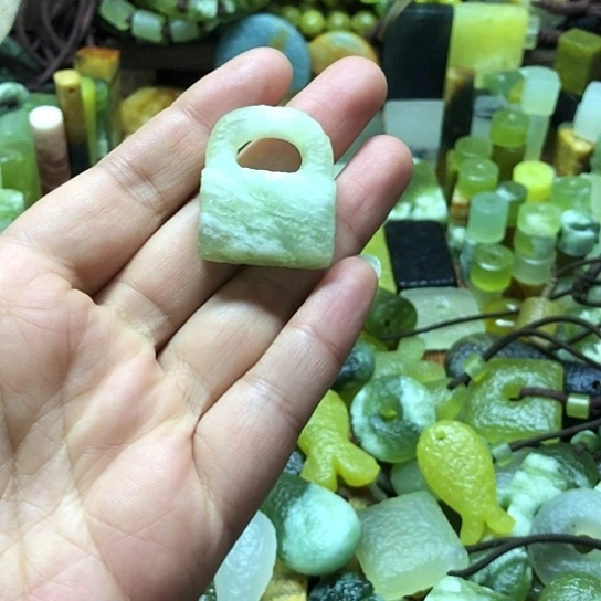 未镶嵌岫玉吊坠岫