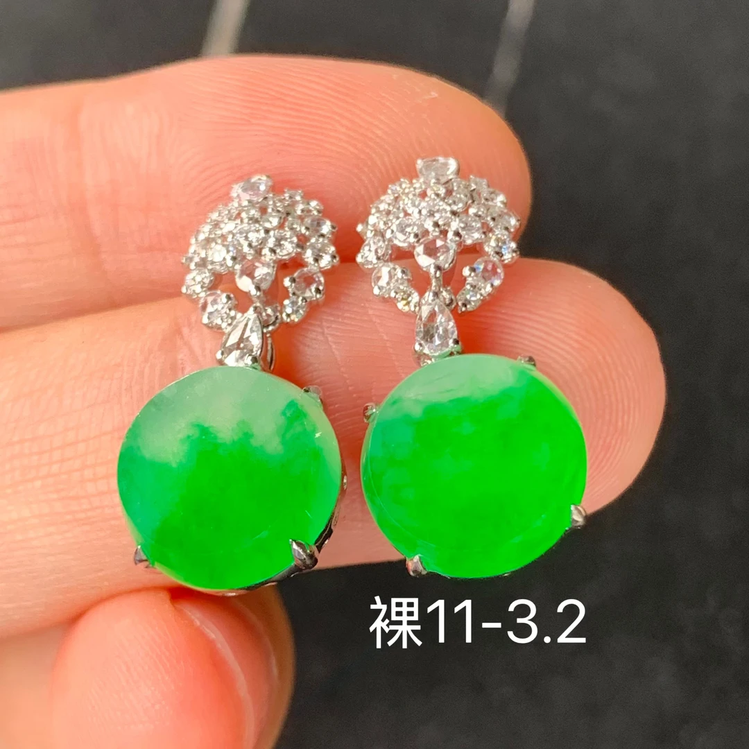 高冰飘绿圆牌天然翡翠耳饰 镶嵌精致 女生配饰