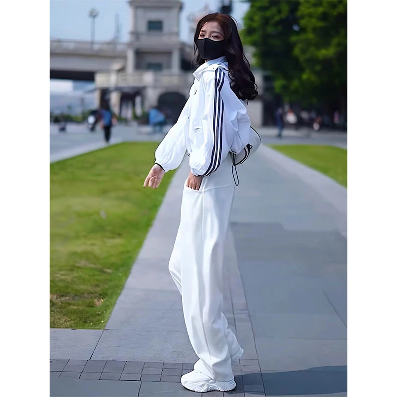 早春季2025新款短款连帽运动三条杠棒球服外套女显瘦休闲风衣夹克