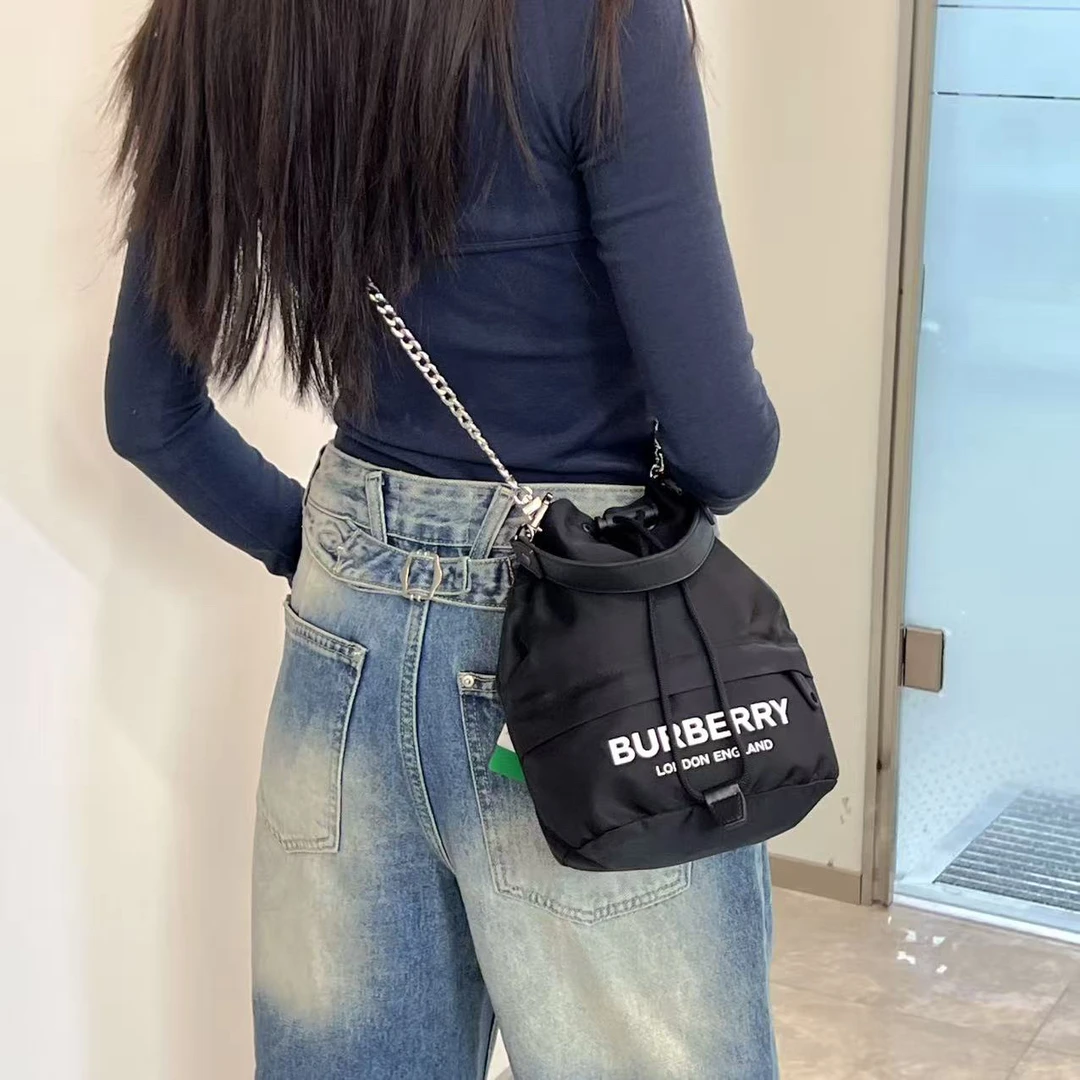95新 BURBERRY/博柏利 巴宝莉黑色水桶包/95新/17562492牛皮