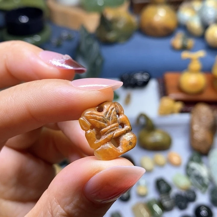 未镶嵌岫岩河磨玉（透闪石质玉）挂件