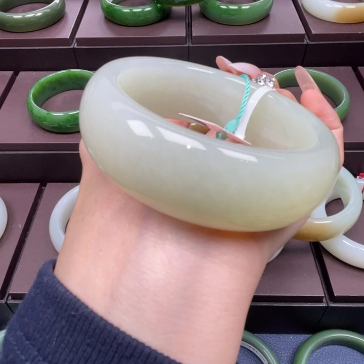 和田玉未镶嵌手镯