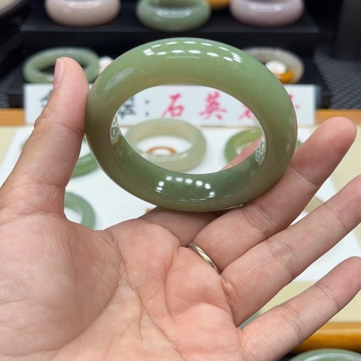 未镶嵌手镯石英质玉陈*