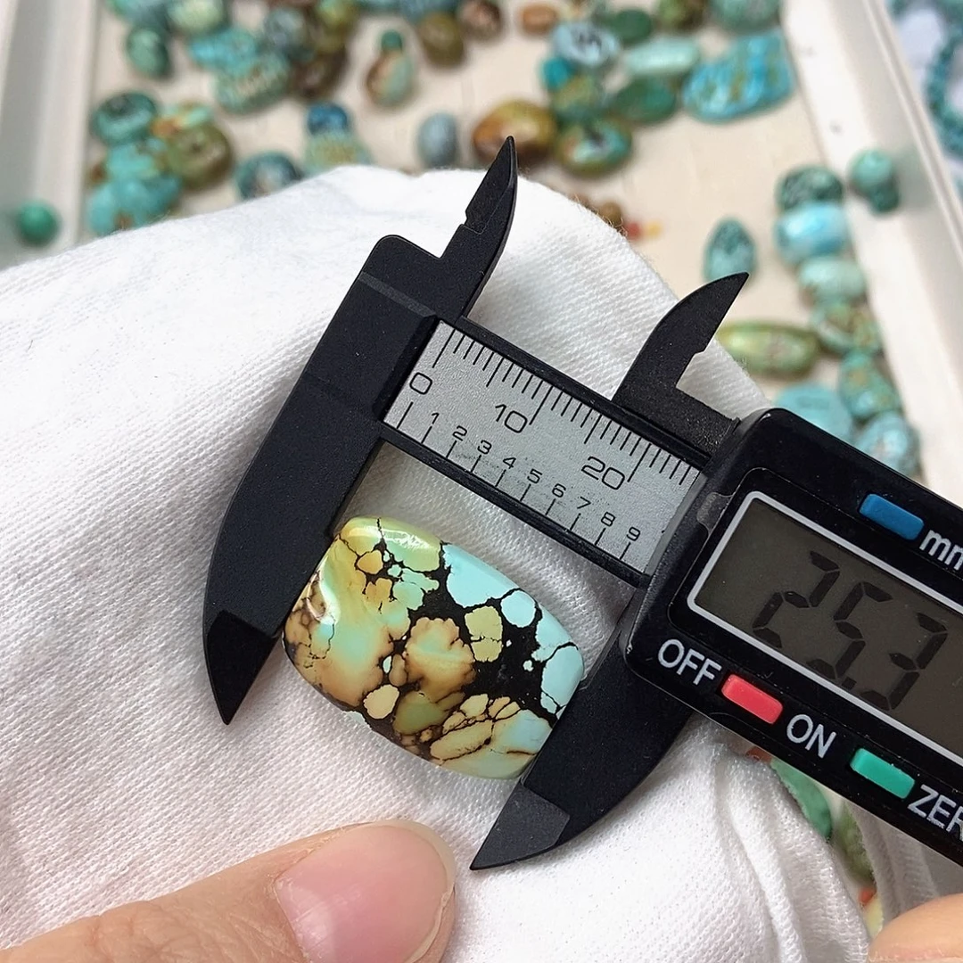 芥***辣绿松石未镶嵌珠宝奇石