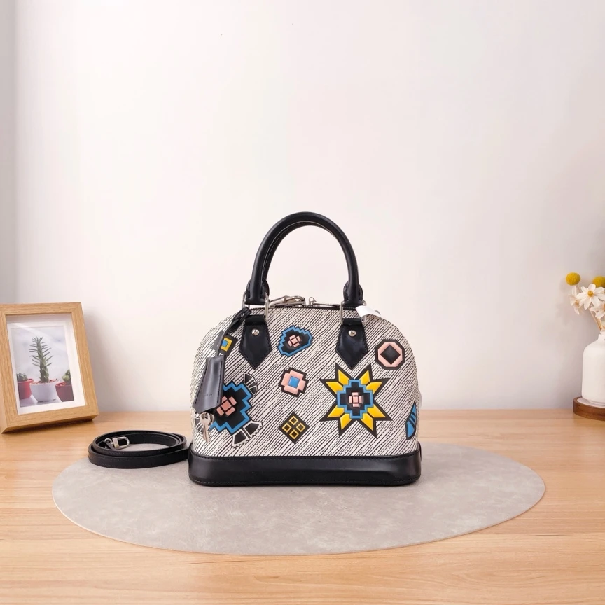 95新 LouisVuitton/路易威登 alma bb勋章款 /单肩包/1101