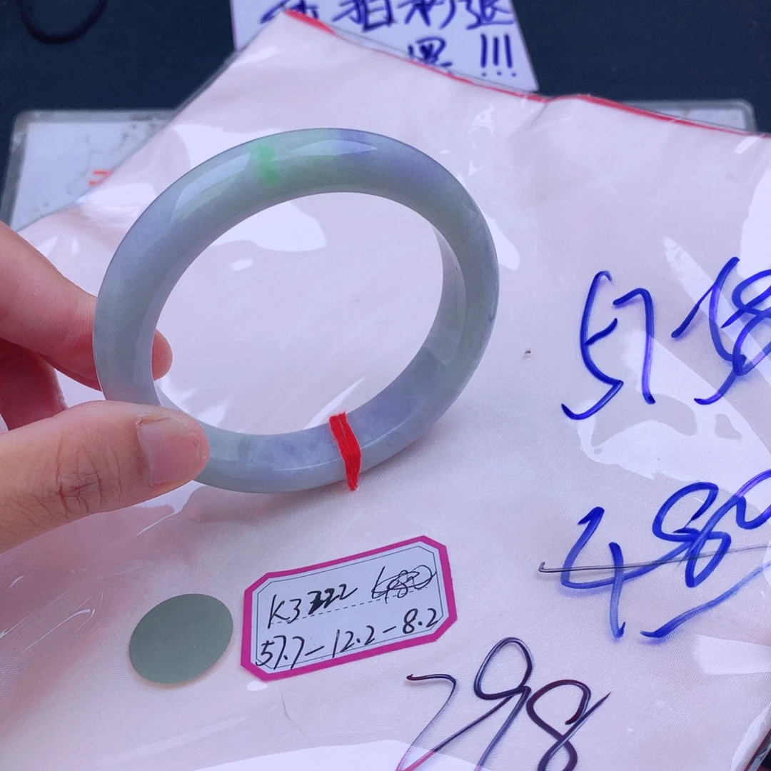 翡翠手镯未镶嵌翡翠