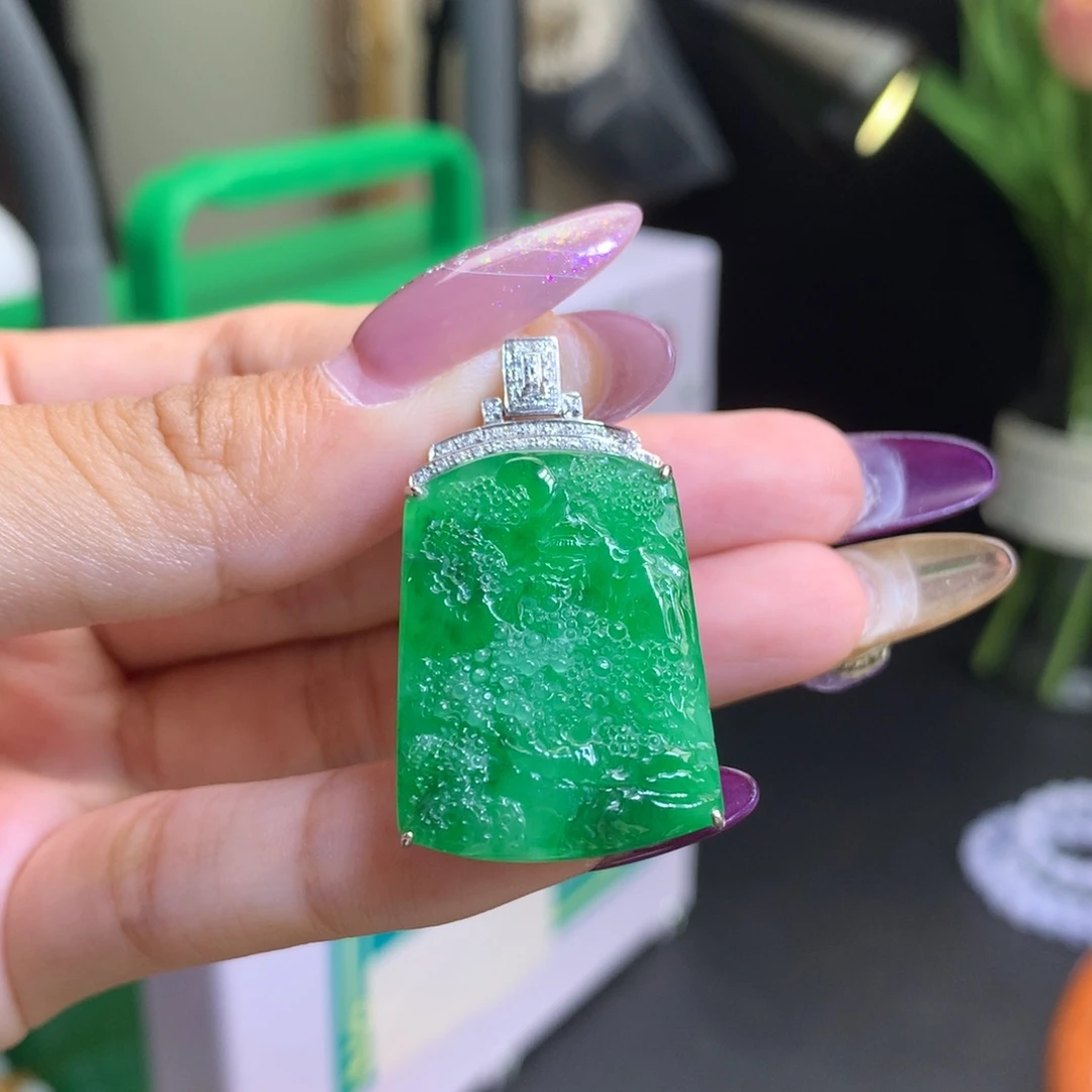 翡翠18K金镶嵌颈饰