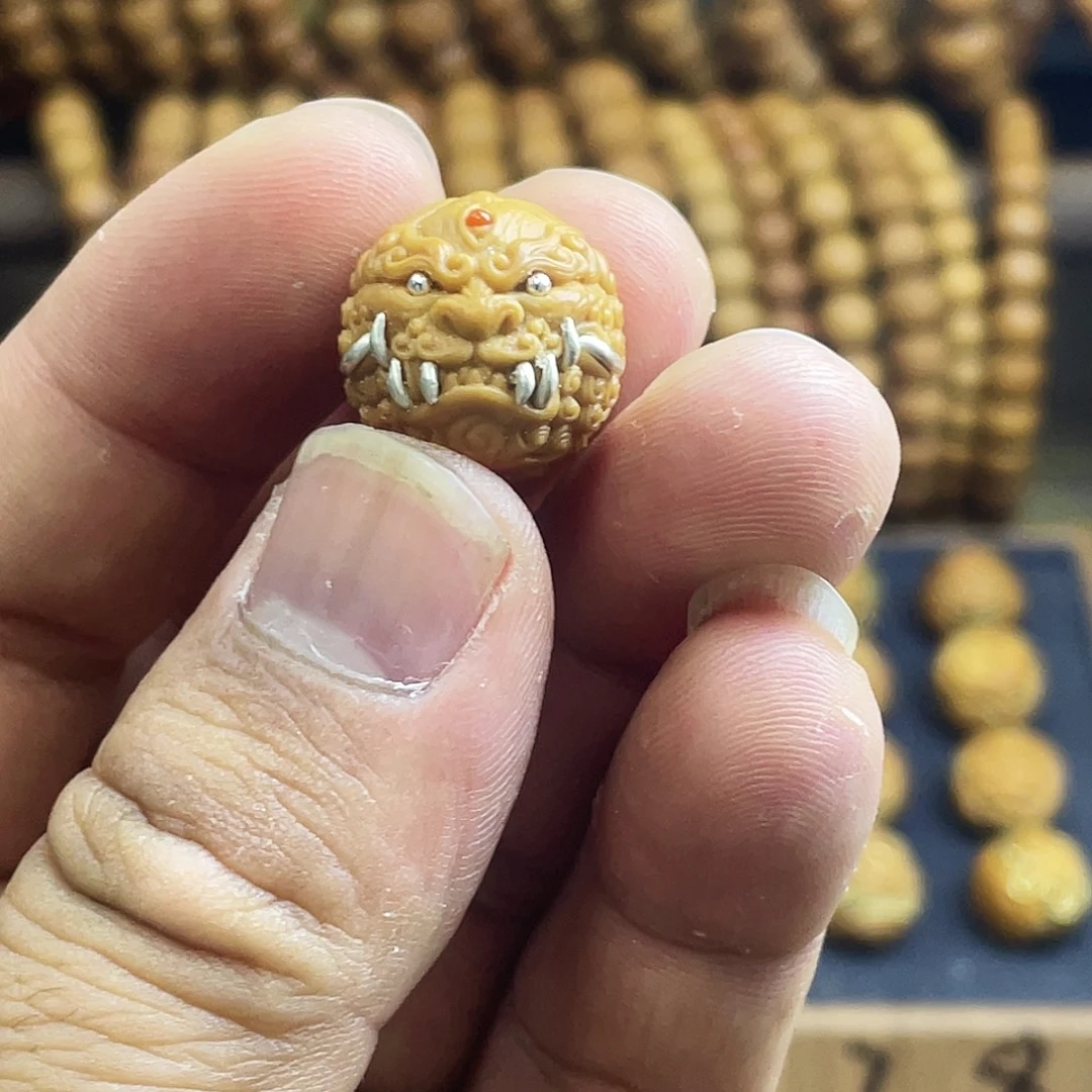 猴头核桃吊坠满银唐狮