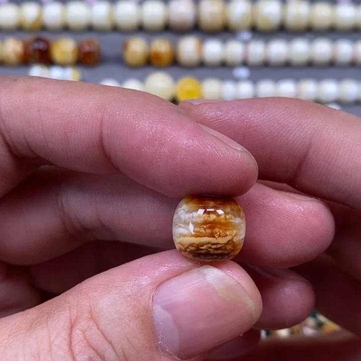 䳴***姐琥珀未镶嵌裸石老型