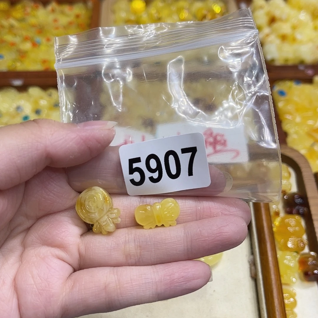 琥珀未镶嵌颈饰蜜蜡