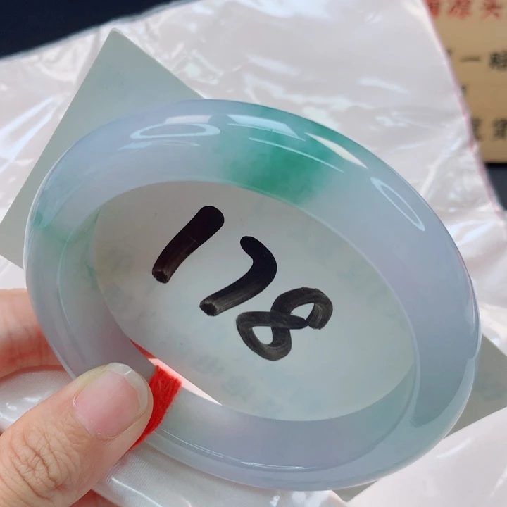 翡翠手镯未镶嵌小*桃春带彩