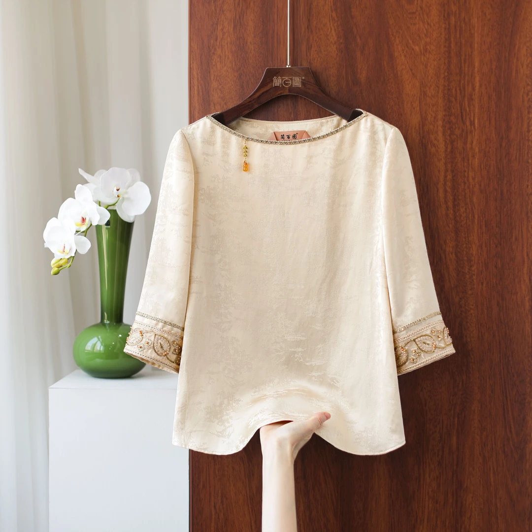 2025新中式香槟杏船领玉石小吊坠钉珠刺绣金丝气质提花七分袖衬衫