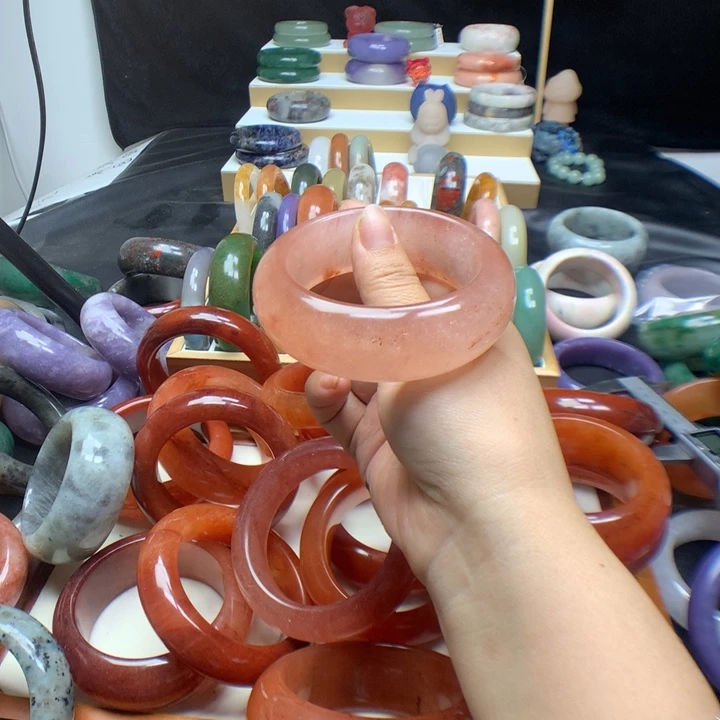 未镶嵌手镯石英质玉彩*