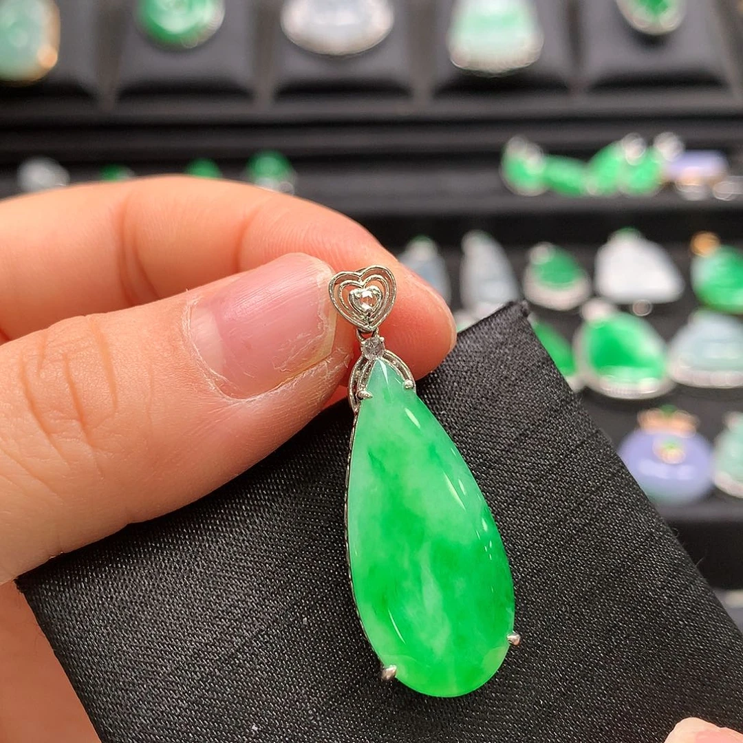 翡翠18K金镶嵌颈饰水滴