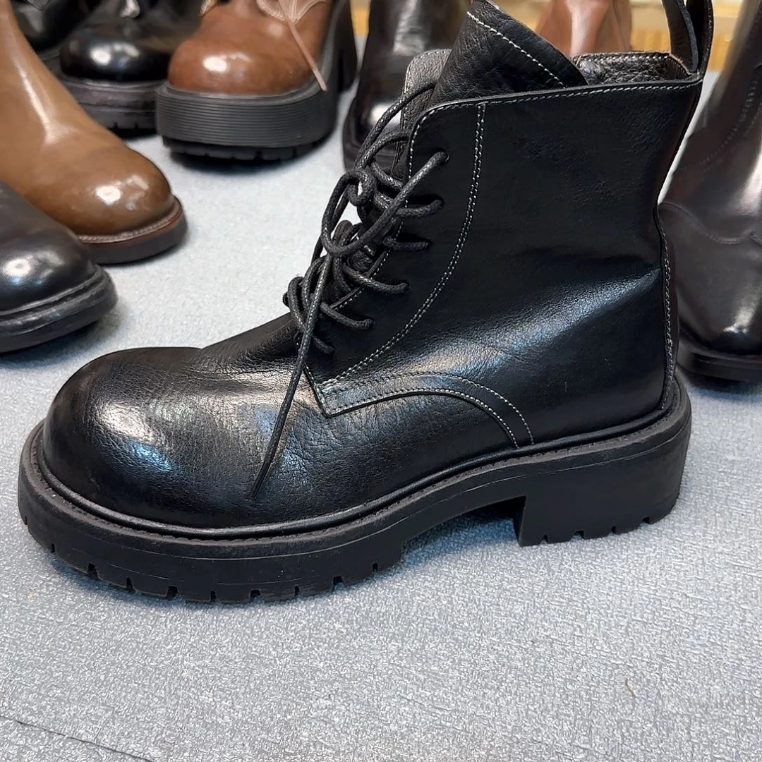 W***Z23号黑色马丁靴35码