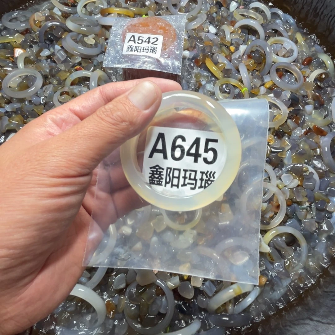居***居玛瑙/玉髓未镶嵌手镯645