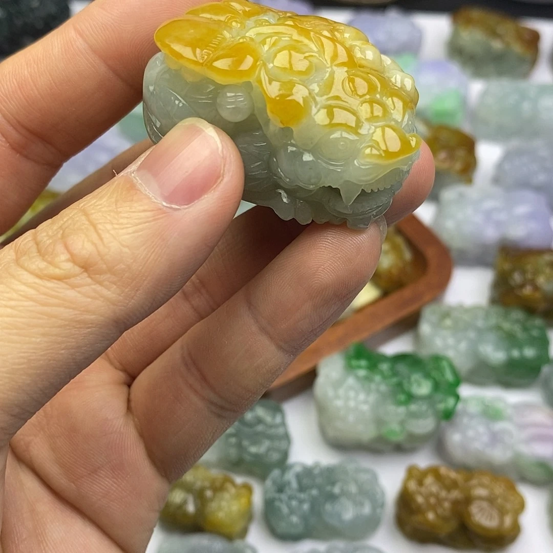 翡翠未镶嵌颈饰貔貅