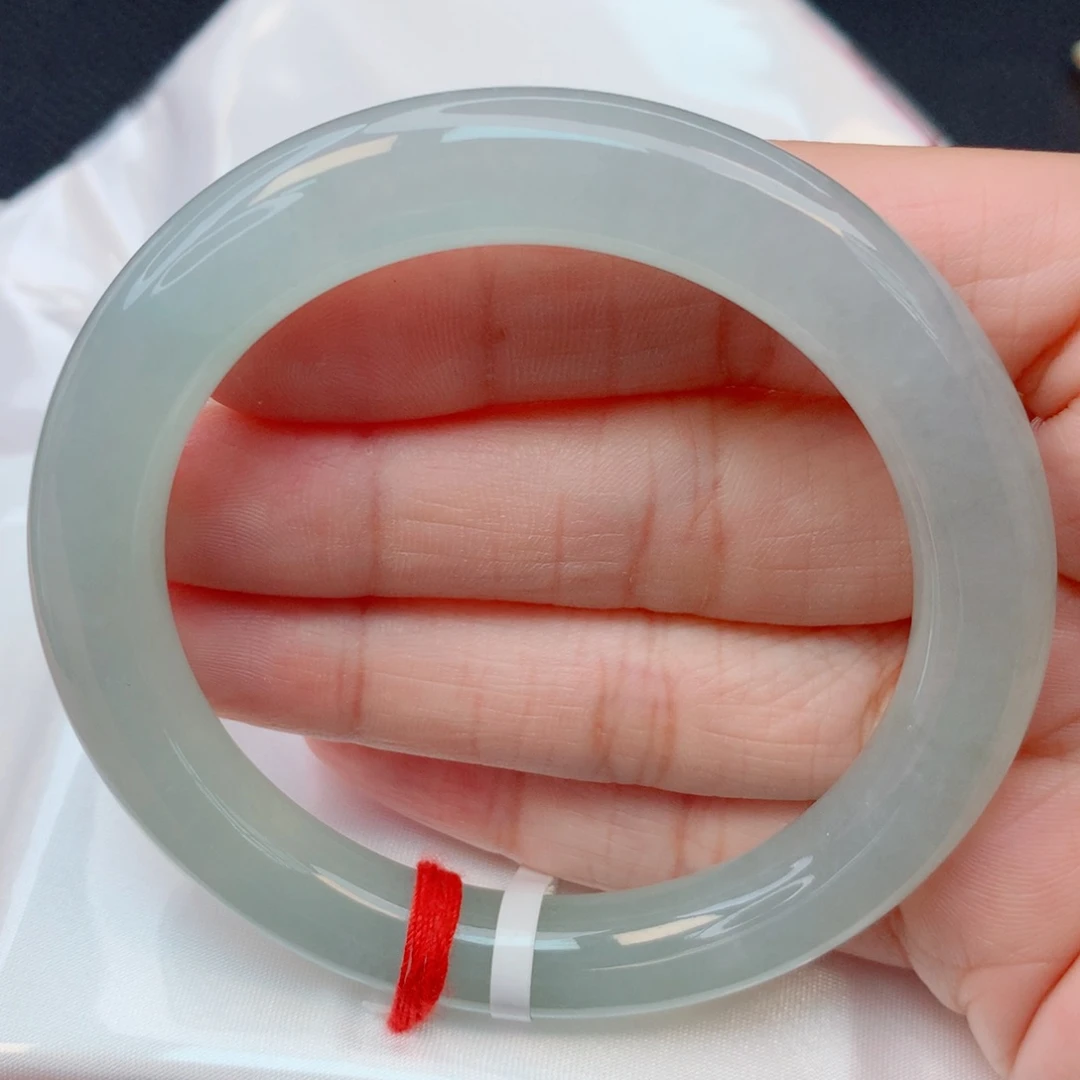 翡翠未镶嵌手镯55圆条 细糯冰淡绿底冰胶润无纹裂有棉