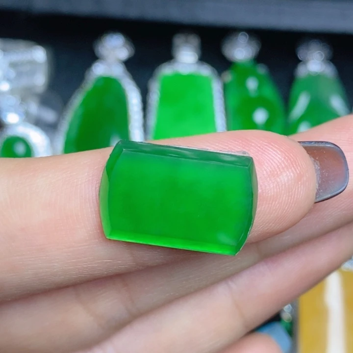 翡翠未镶嵌挂件马鞍