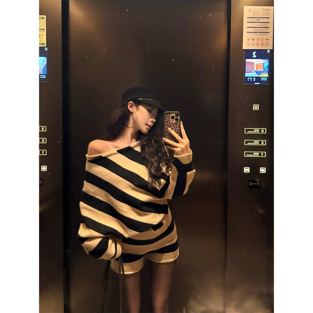 复古撞色条纹斜肩长袖套头毛衣女冬季休闲套装针织直筒短裤两件套