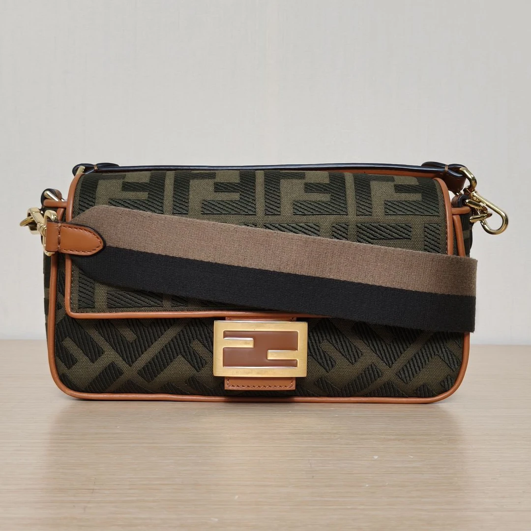 95新 FENDI/芬迪 【娇】法棍包 中号 绿色 帆布 金扣 P235806721
