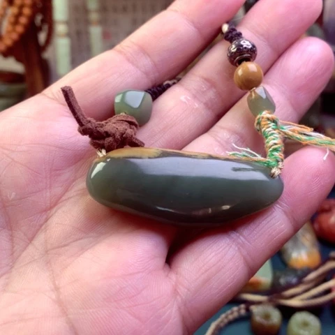 岫岩河磨玉（透闪石质玉）颈饰未镶嵌