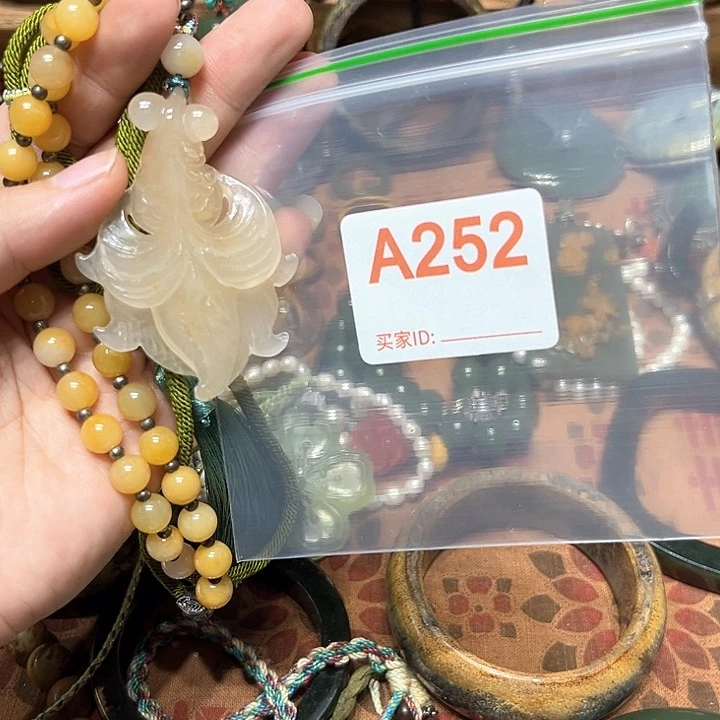 岫岩河磨玉（透闪石质玉）手串未镶嵌小***?