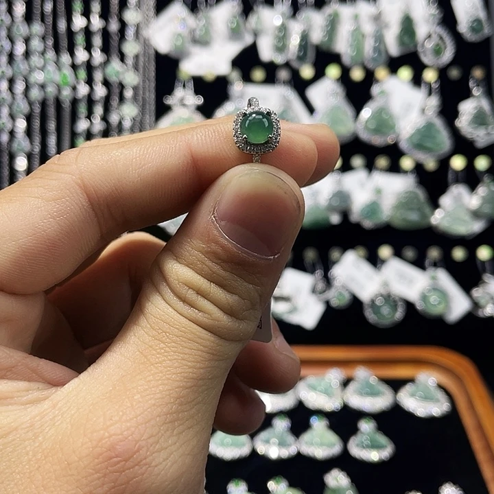 翡翠18K金镶嵌颈饰翡翠