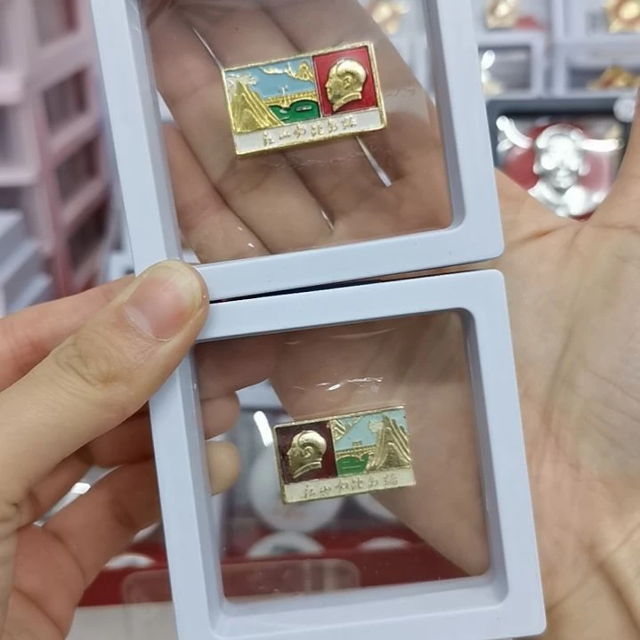 其他普通金属煙**養红藏纪念像章2枚
