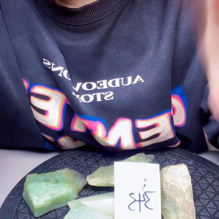 未镶嵌蛇纹石玉1岫玉