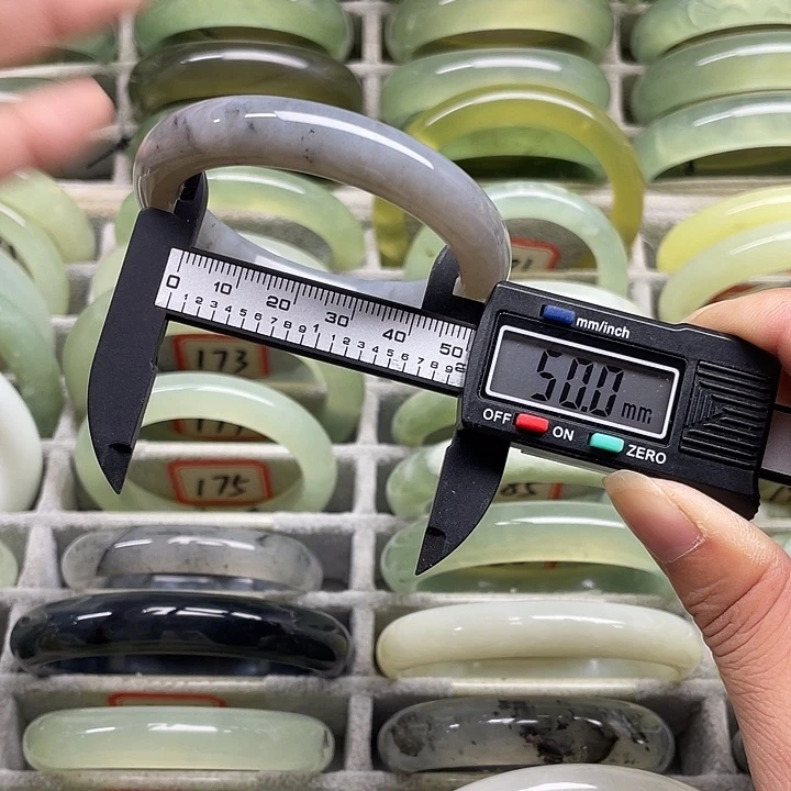 蛇纹石玉未镶嵌手镯180
