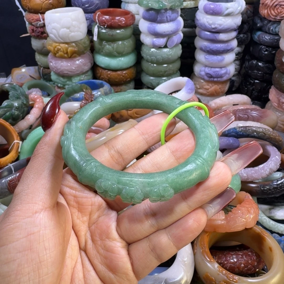 石英质玉（佘太翠）未镶嵌手镯8。57。不退换