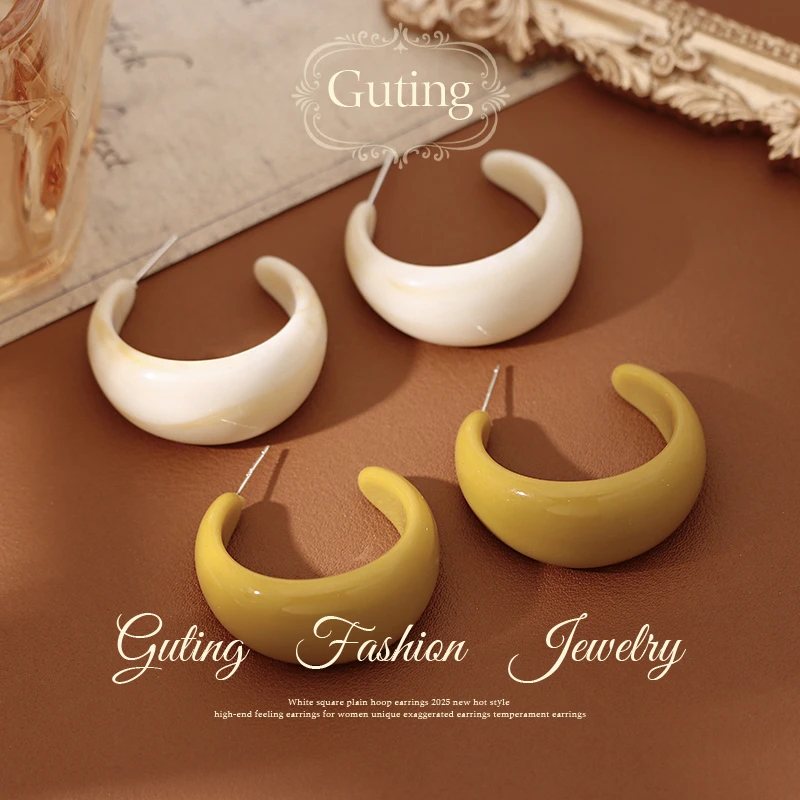 铜合金耳饰 22060奶白色字母C圈耳环女高级耳钉气质耳坠黄色耳饰