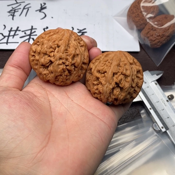 在***样文玩核桃吊坠大粗筋