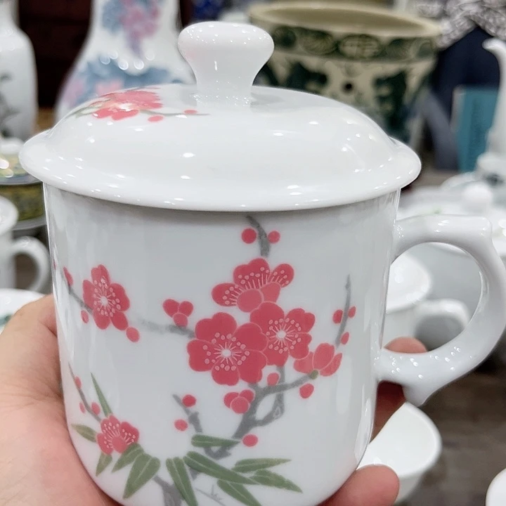 釉下五彩的瓷器和瓷器