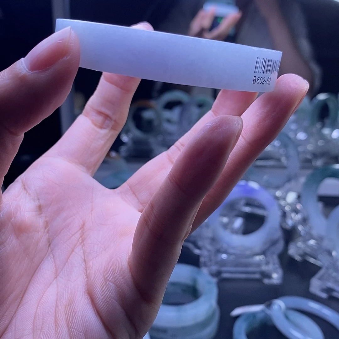 ****࿐未镶嵌毛胚定制翡翠发一个
