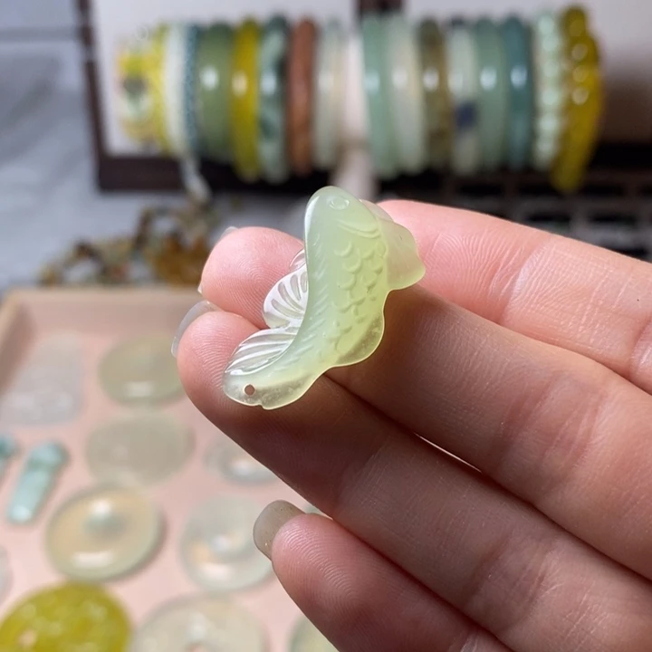 蛇纹石玉颈饰未镶嵌