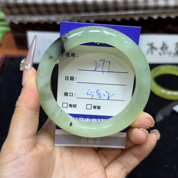 未镶嵌岫玉手镯天然