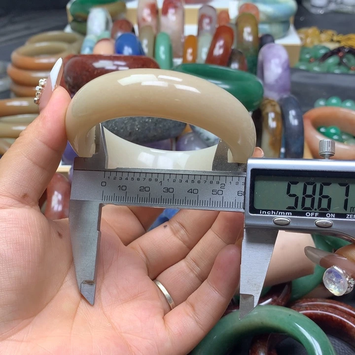 未镶嵌手镯石英质玉