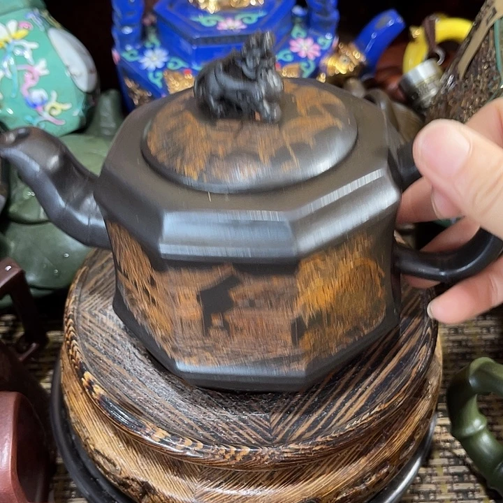 茶壶紫砂原矿泥料手工制作的一把紫砂壶。