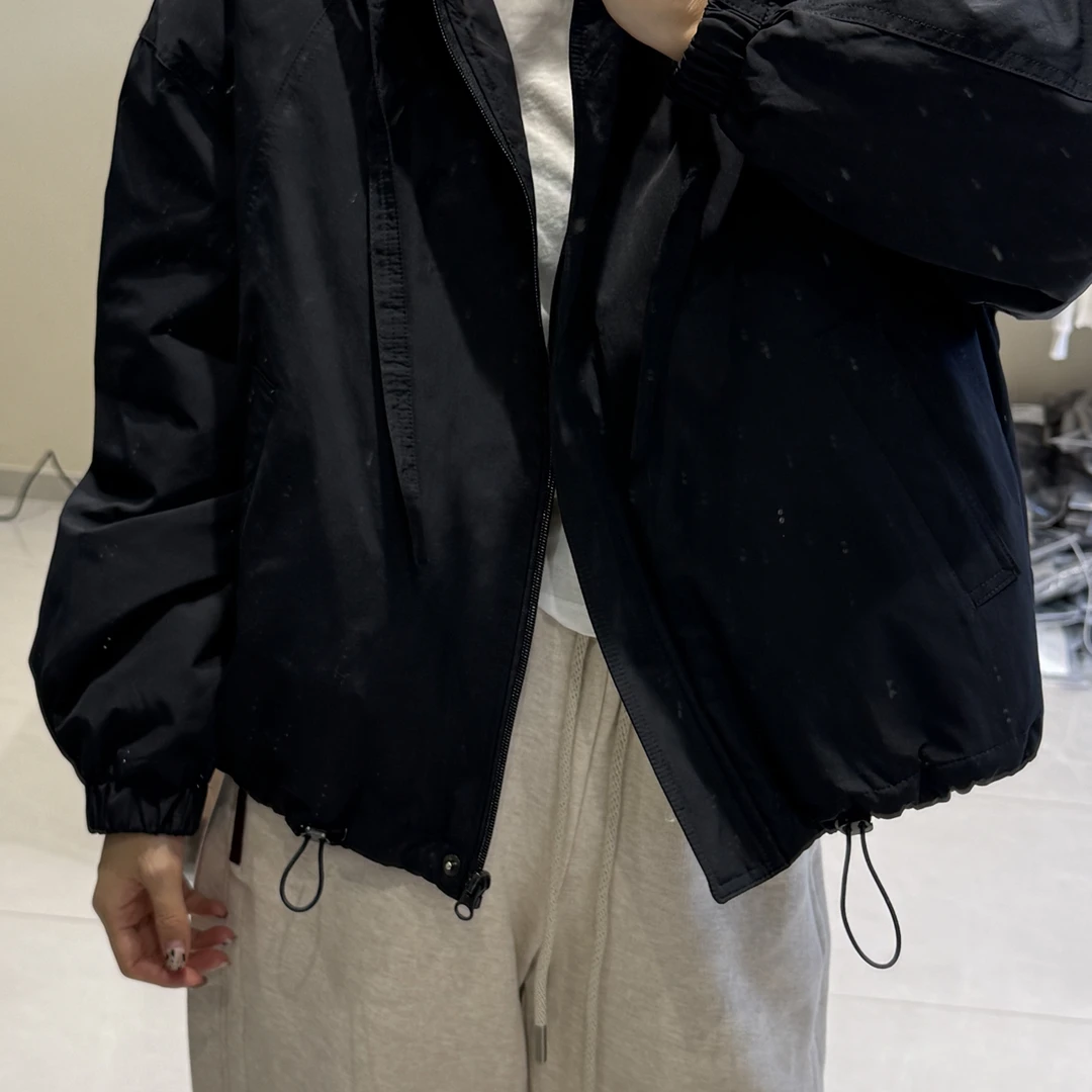 连帽丈青色羽绒服