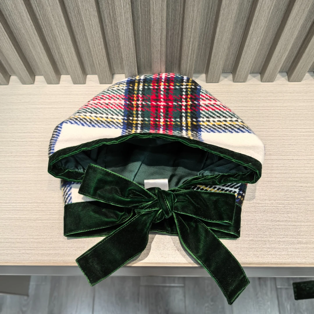 周美美  开启圣诞氛围红绿格纹丝绒绑带巴拉克拉法帽